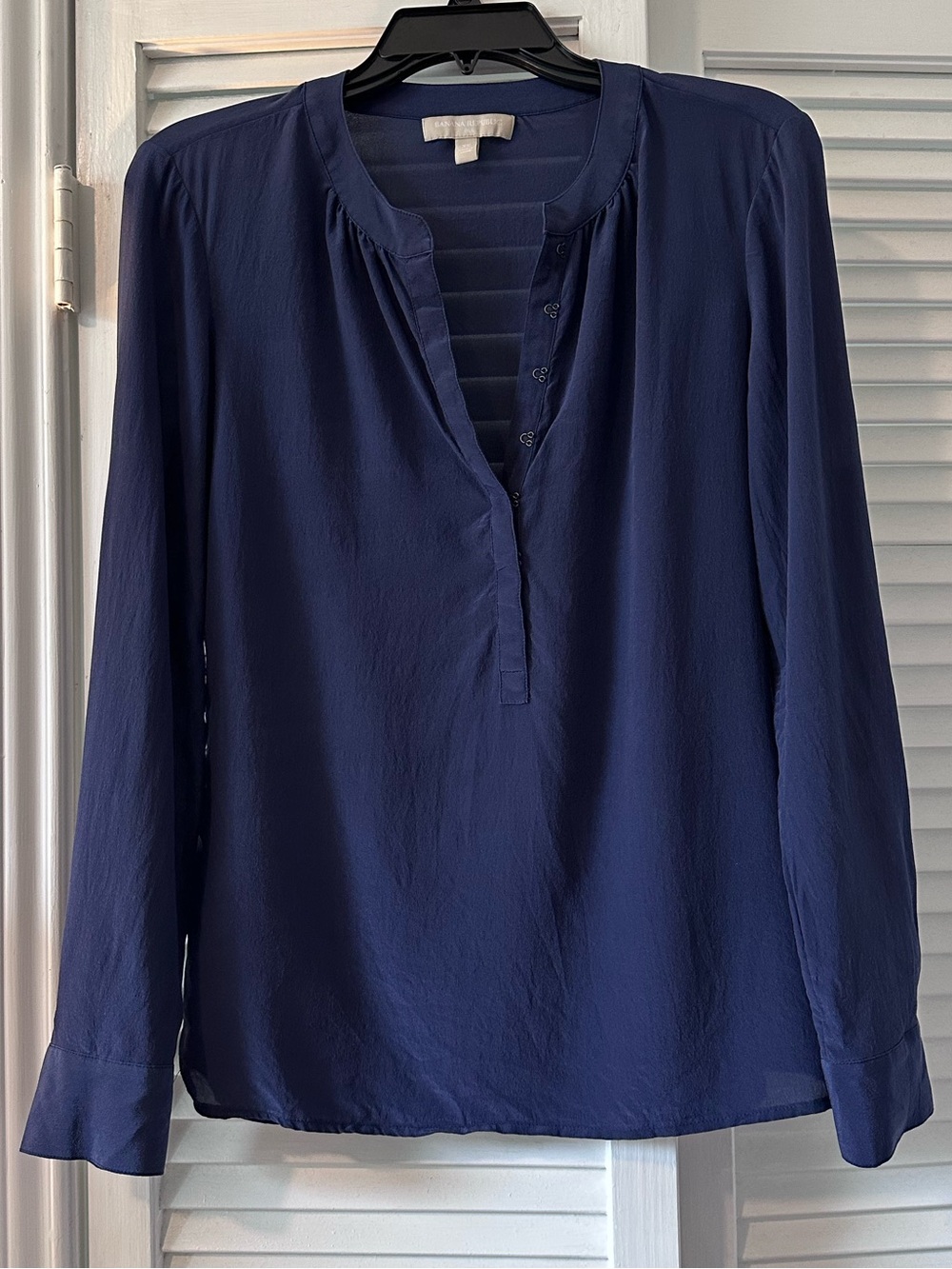 Banana Republic 100% Silk Top Blouse Size XS Natural Fabrics Luxury Career